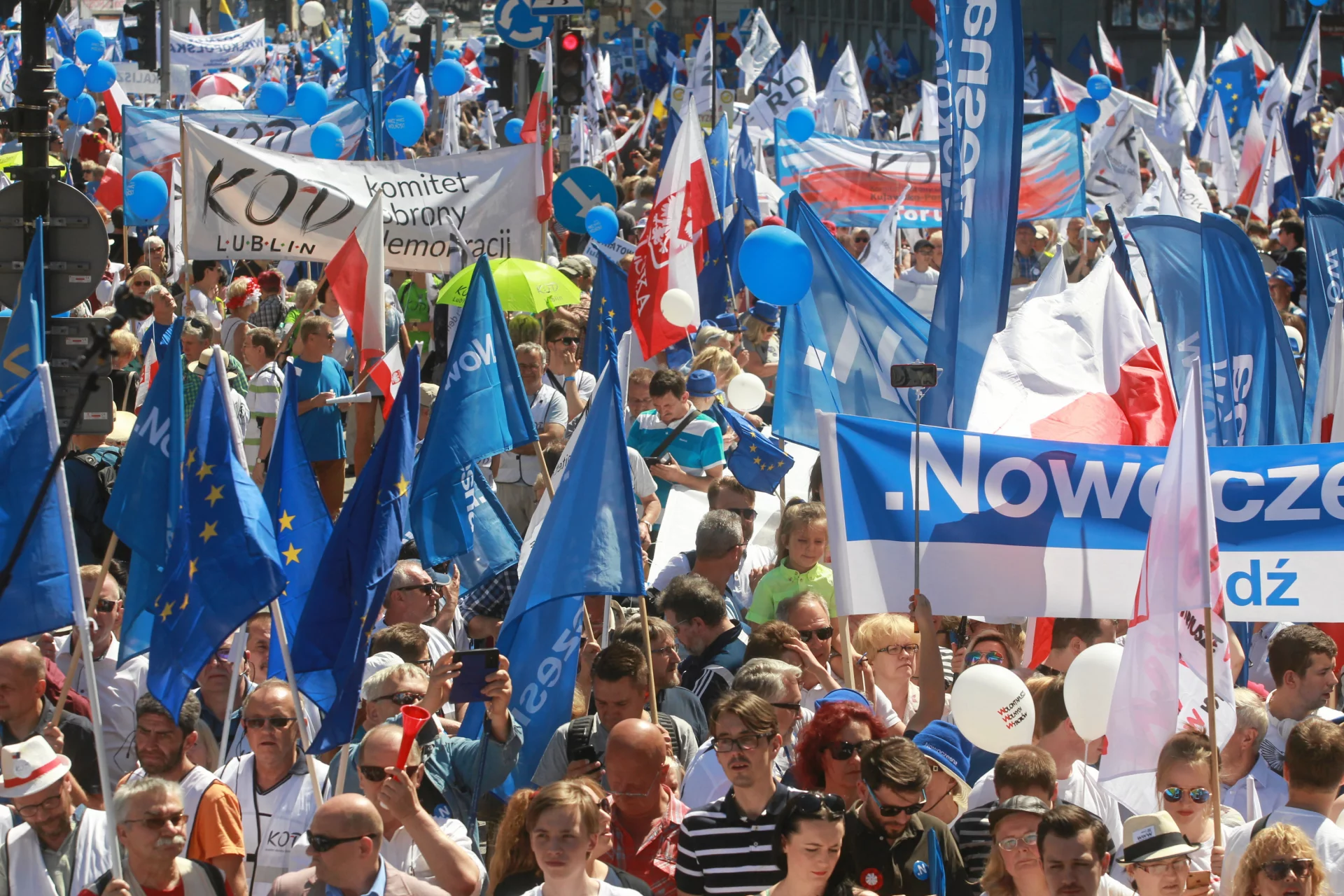 Manifestujący na Marszu Wolności w Warszawie
