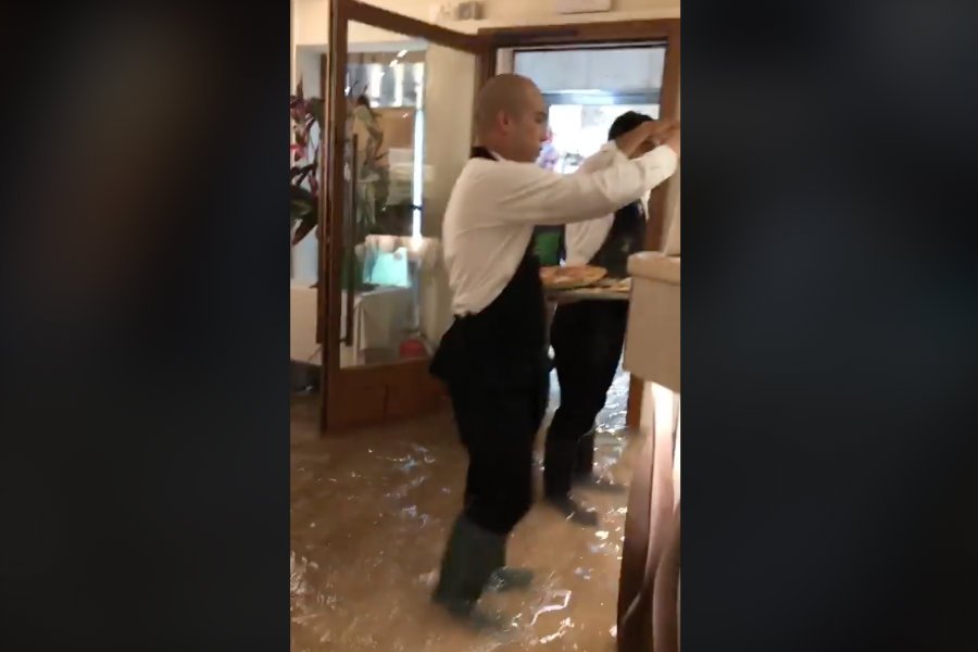 Internet obiegło nagranie z pizzerii z Wenecji, gdzie woda stoi po kostki.