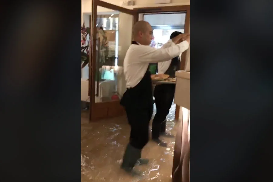 Internet obiegło nagranie z pizzerii z Wenecji, gdzie woda stoi po kostki.