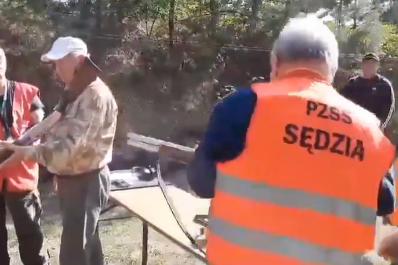 Wypadek na strzelnicy w Godawach. Sędzia załadował broń i strzelił.