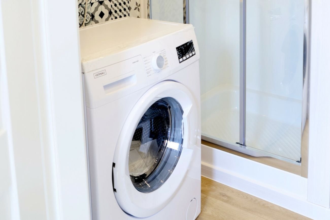 Pralka w łazience. Są sposoby na to, by pozbyć się brzydkiego zapachu.