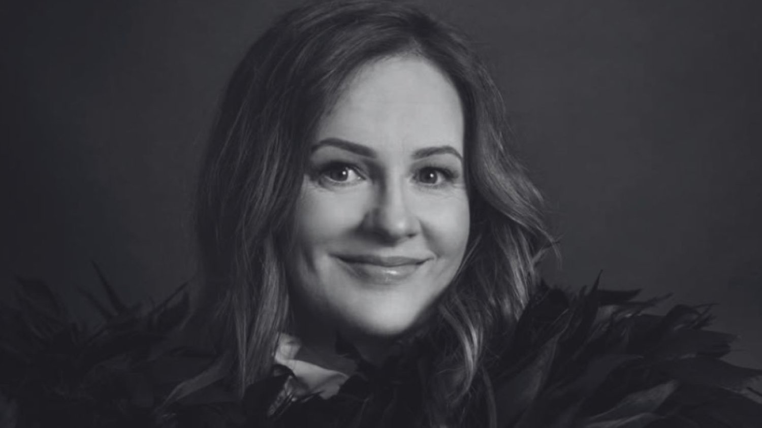 Joanna Kołaczkowska walczyła z chorobą nowotworową. Kabaret Hrabi zbierał pieniądze na leczenie Na co chorowała Joanna Kołaczkowska? Kabaret Hrabi zbierał na leczenie.