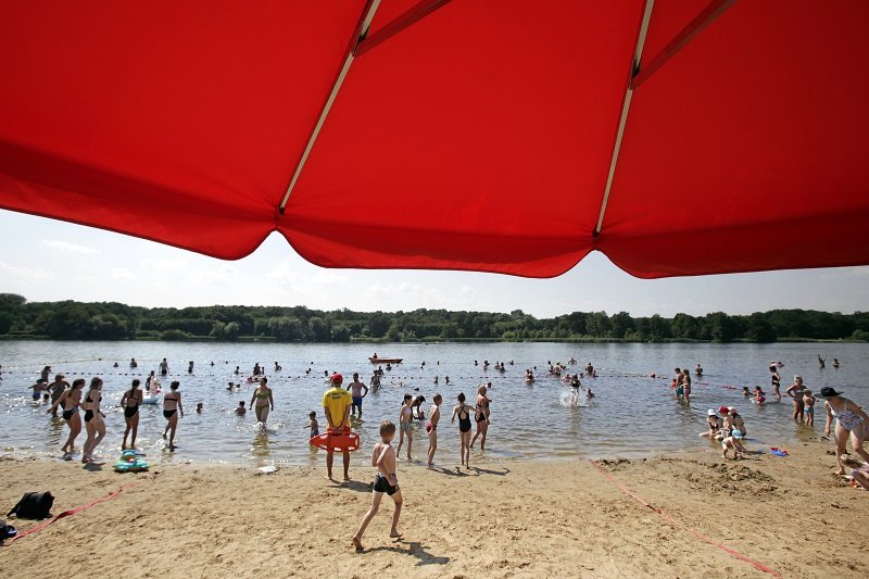 Nastolatki zostały zaatakowane nad jeziorem Rusałka. Powodem miały być różowe włosy.