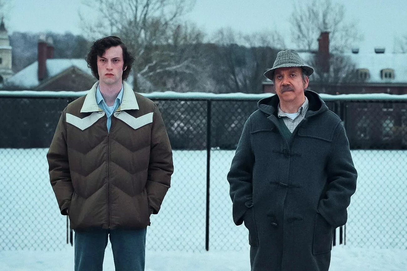 Dominic Sessa i Paul Giamatti w filmie "Przesilenie zimowe".