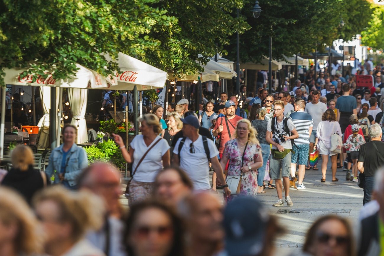 Polaków irytuje nadmierne odsłanianie ciała w miejscach publicznych, wynika z badania dla WP