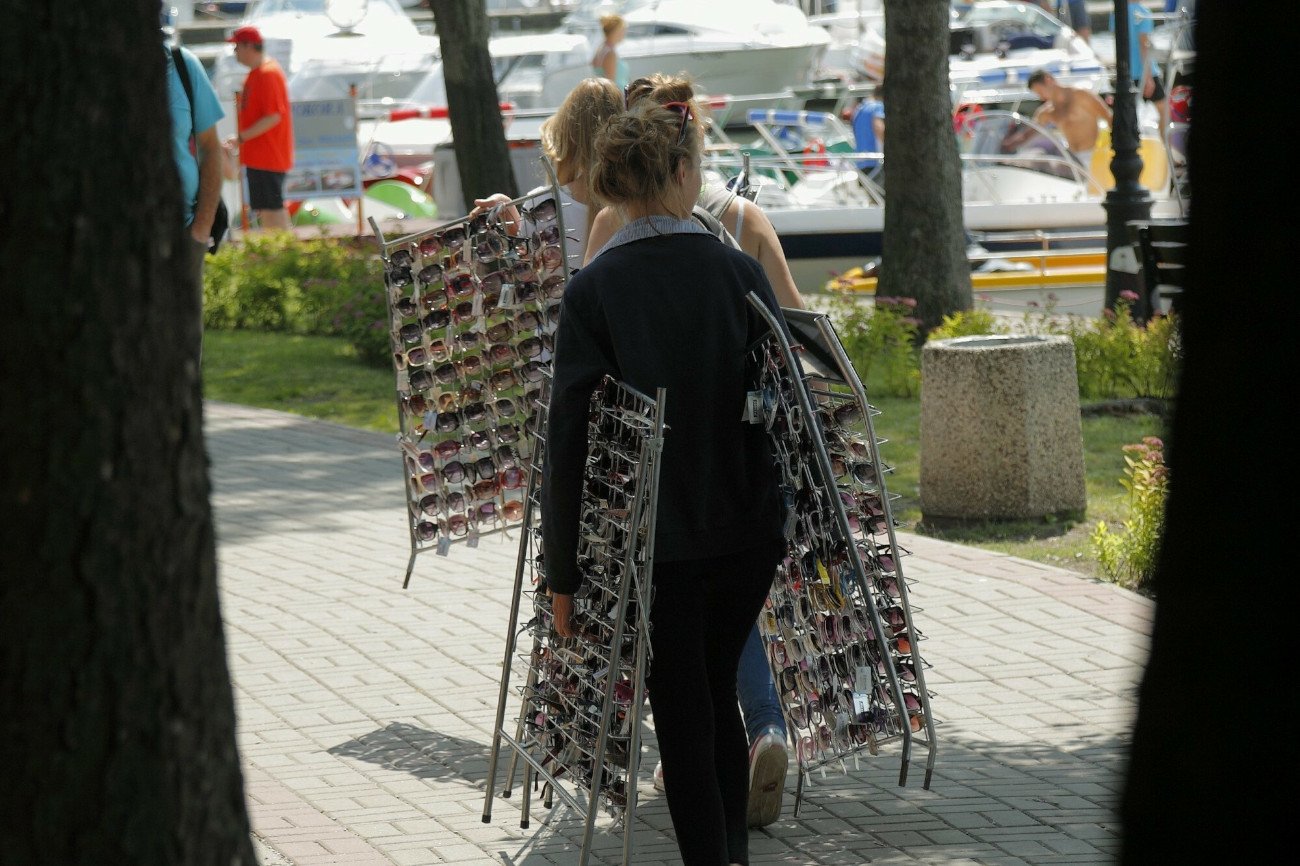 W wakacyjnych miejscowościach nie brakuje straganów z okularami przeciwsłonecznymi. Dlaczego lepiej wybrać je w salonie optycznym?