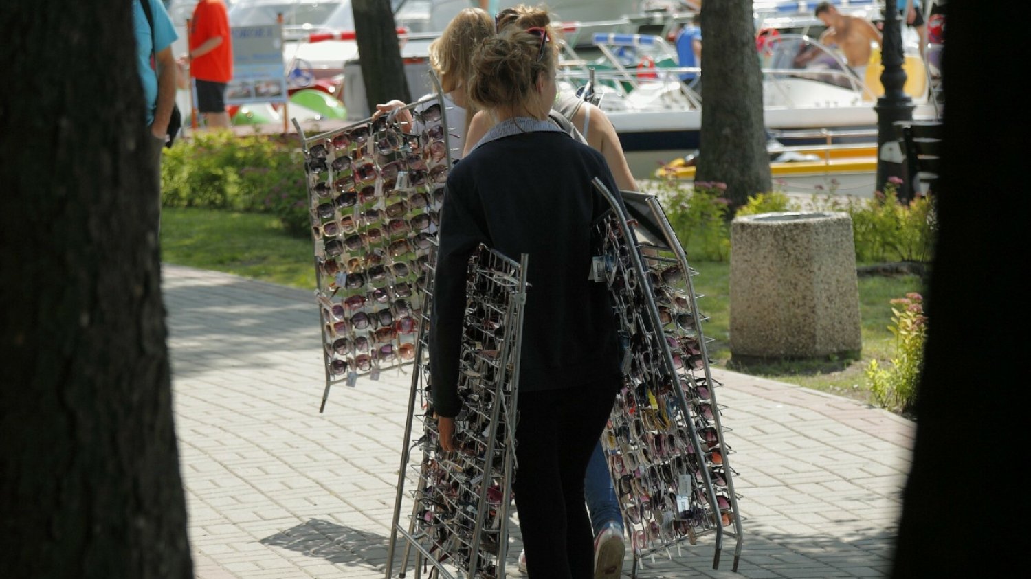 W wakacyjnych miejscowościach nie brakuje straganów z okularami przeciwsłonecznymi. Dlaczego lepiej wybrać je w salonie optycznym?