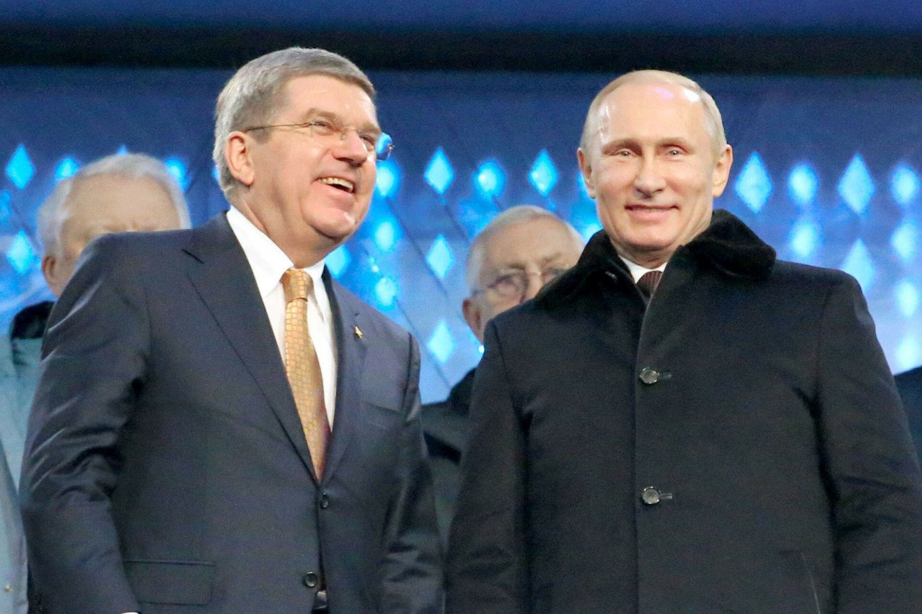 Prezes MKOl Thomas Bach razem z Władimirem Putinem podczas otwarcia zimowych igrzysk w Soczi, w 2014 roku.