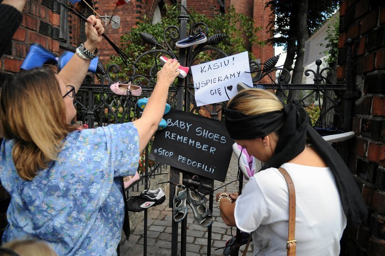 Wiszące buciki na płotach polskich kościołów były symbolem. Ale nie dla prawicy.