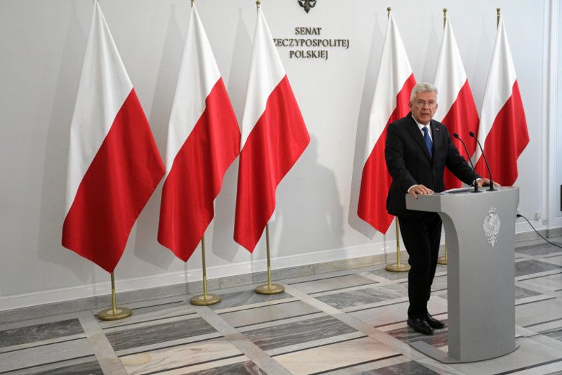 Były już marszałek Senatu Stanisław Karczewski na konferencji prasowej.