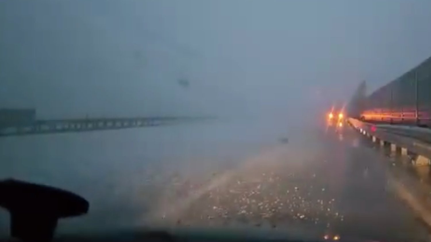 Silne gradobicie na autostradzie A1. Grad wielkości piłeczek pingpongowych.