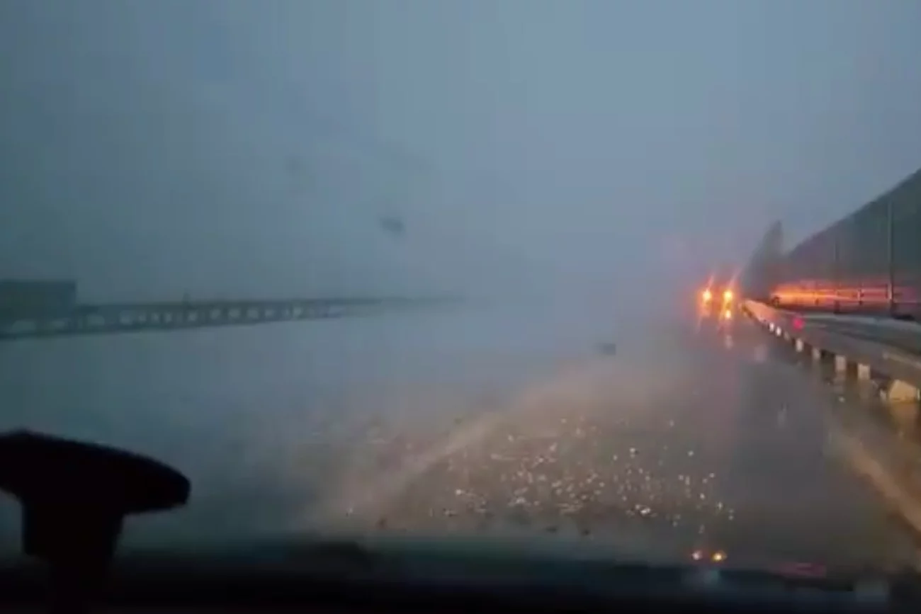 Silne gradobicie na autostradzie A1. Grad wielkości piłeczek pingpongowych.