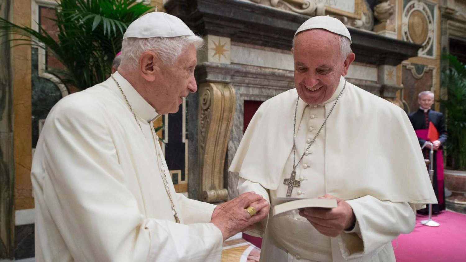 Benedykt XVI jest w ciężkim stanie. Przytomny, ale prosi o modlitwę
