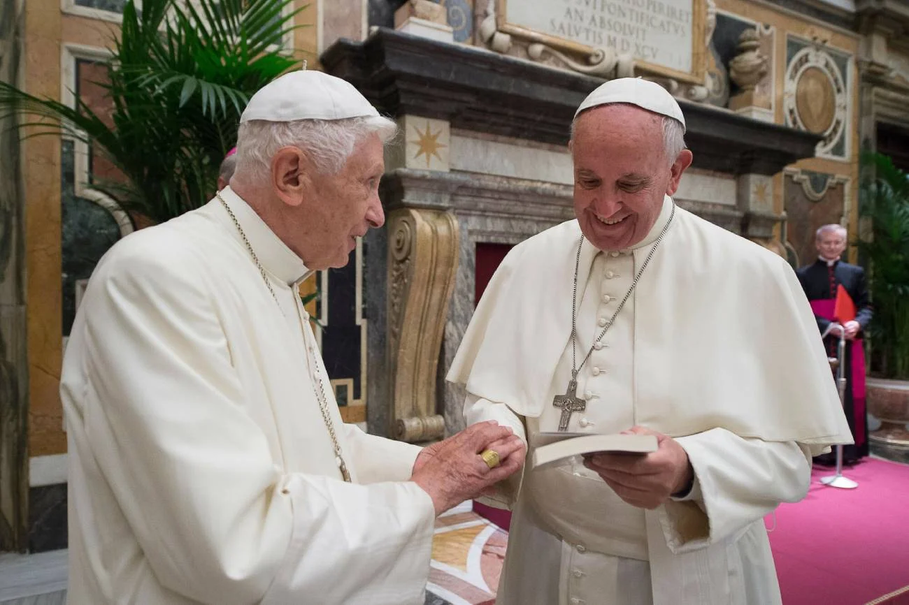 Benedykt XVI jest w ciężkim stanie. Przytomny, ale prosi o modlitwę