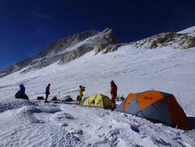 Obóz III 7450 w tle szczyt Makalu