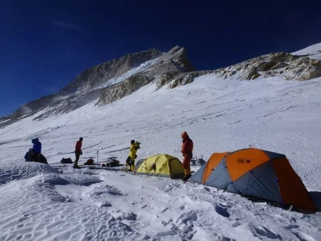 Obóz III 7450 w tle szczyt Makalu
