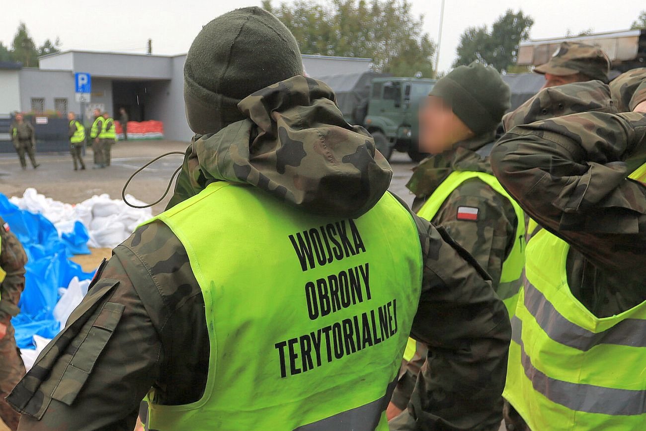 Żołnierze WOT od kilku tygodni pomagają w usuwaniu skutków powodzi. Niestety trafił się wśród nich oficer, który zajął się okradaniem powodzian