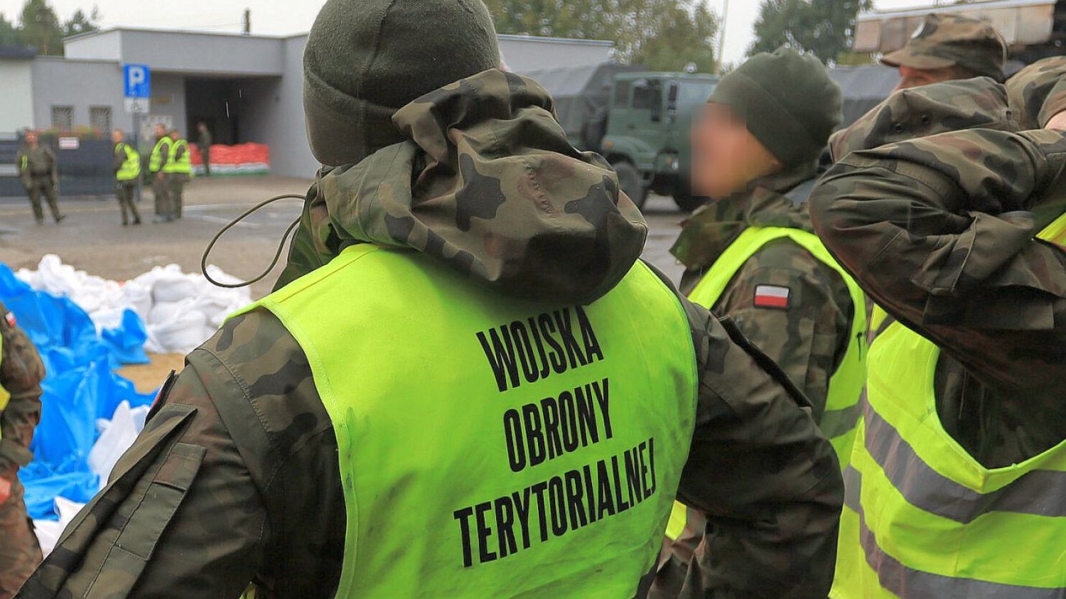 Żołnierze WOT od kilku tygodni pomagają w usuwaniu skutków powodzi. Niestety trafił się wśród nich oficer, który zajął się okradaniem powodzian