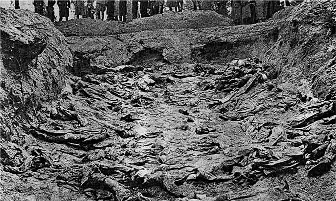 Zdjęcie z ekshumacji ciał polskich oficerów zamordowanych przez NKWD w Katyniu, 1943.