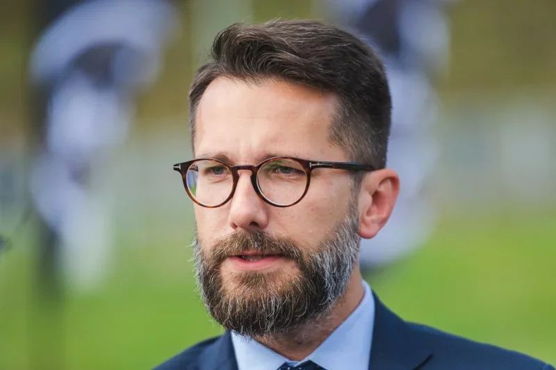 Fogiel tłumaczy się ze słów o Izerze.