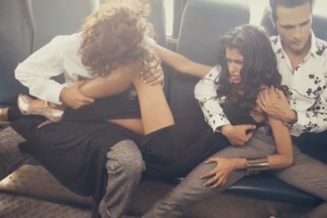 Krytycy zdjęć są przekonani, że nawiązują one do zbiorowego gwałtu, którego ofiara padła w 2012 roku 23-letnia studentka