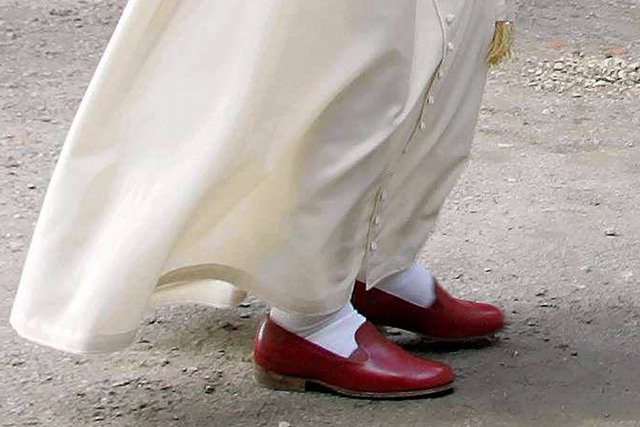 Franciszek nie nosi czerwonych papieskich butów