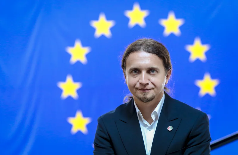 Europoseł Łukasz Kohut (Wiosna) nie cieszy się defiladą wojskową w Katowicach. Pyta, kiedy premier Morawiecki przyzna śląskiemu status języka regionalnego.