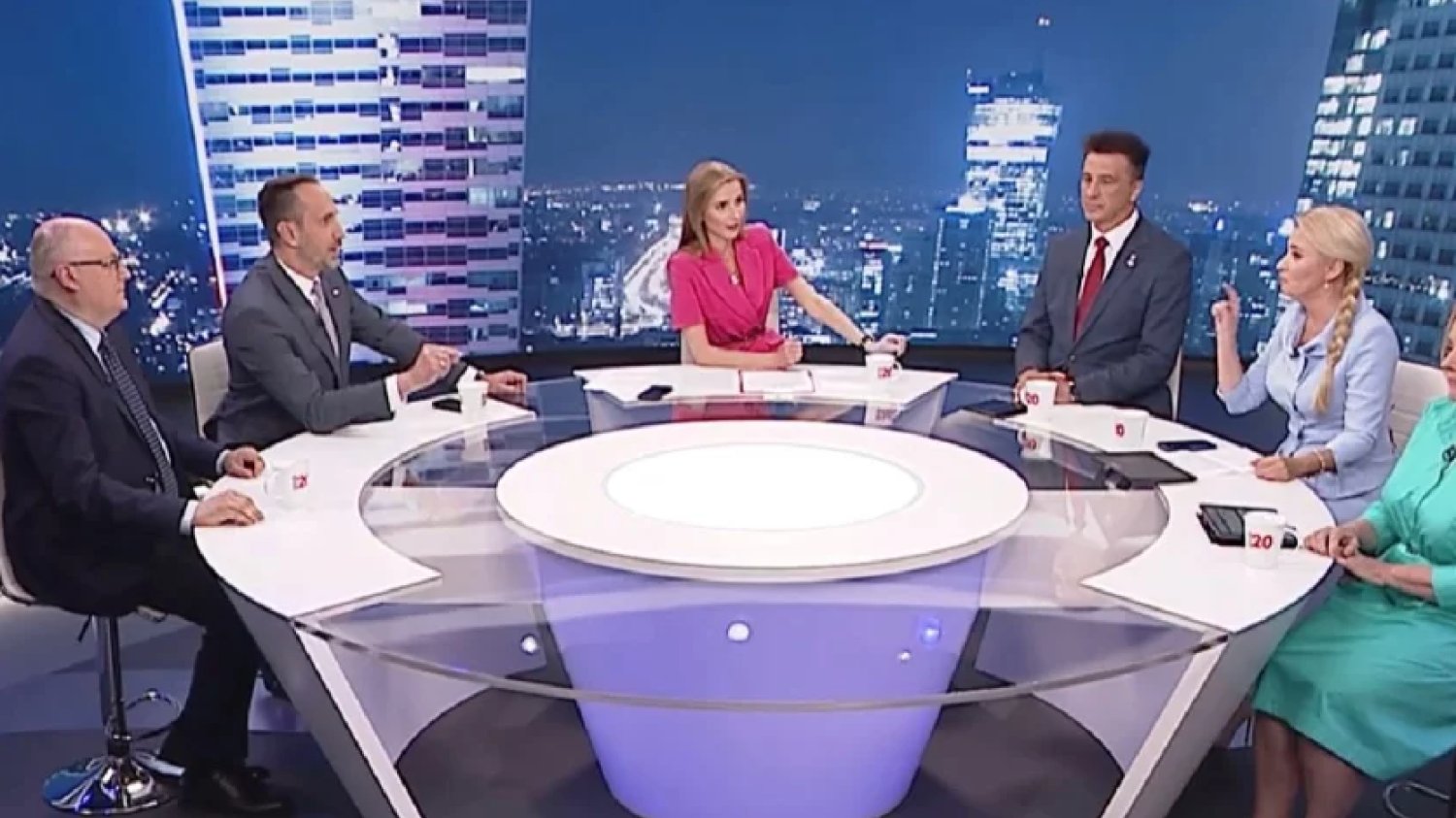 Politycy KO wrócili do programów TVP i TVP Info