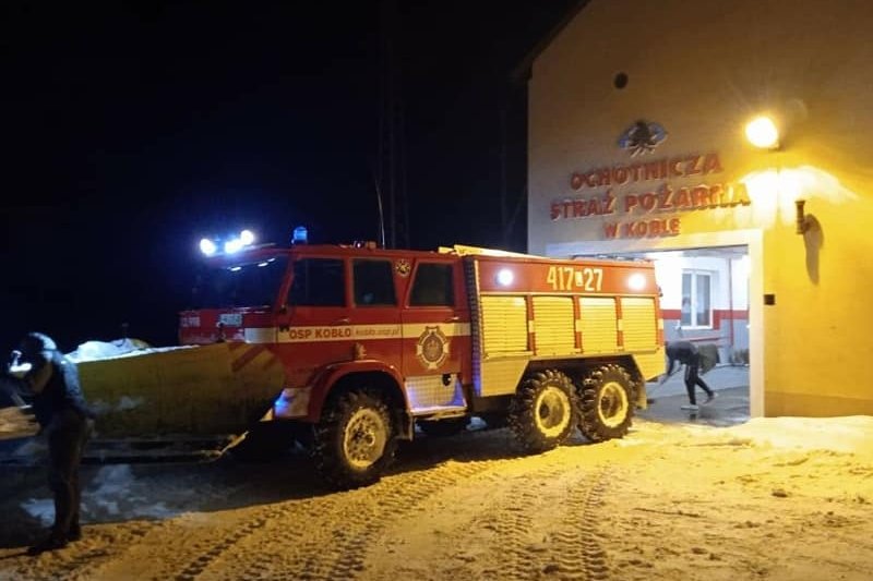 Karetka nie mogła dojechać do rodzącej kobiety. Winny był śnieg