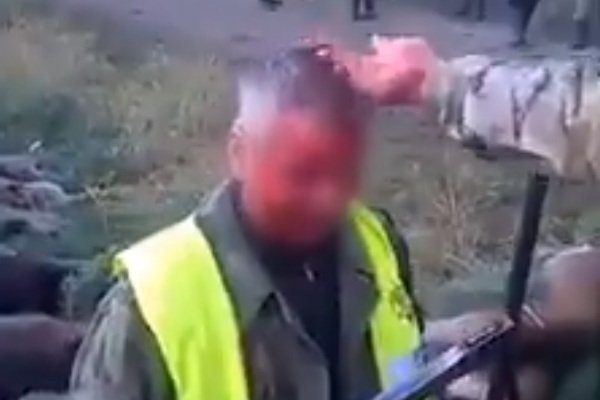 Na nagraniu nowy myśliwy daje się kolegom wymazać po twarzy krwią.