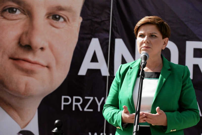 PiS wycofuje się z propozycji obniżenia wieku emerytalnego.