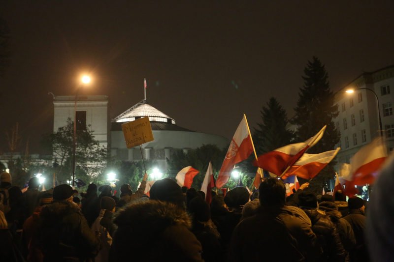 Jedni walczą o wolność i demokrację, inni w tym czasie przygotowują święta.