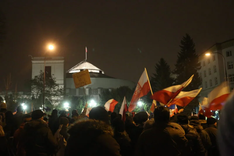 Jedni walczą o wolność i demokrację, inni w tym czasie przygotowują święta.