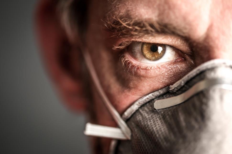 Niemieccy naukowcy ostrzegają, że świat powinien przygotować się na kolejne etapy walki z covid-19. Mężczyzna w maseczce w czasie pandemii covid-19.