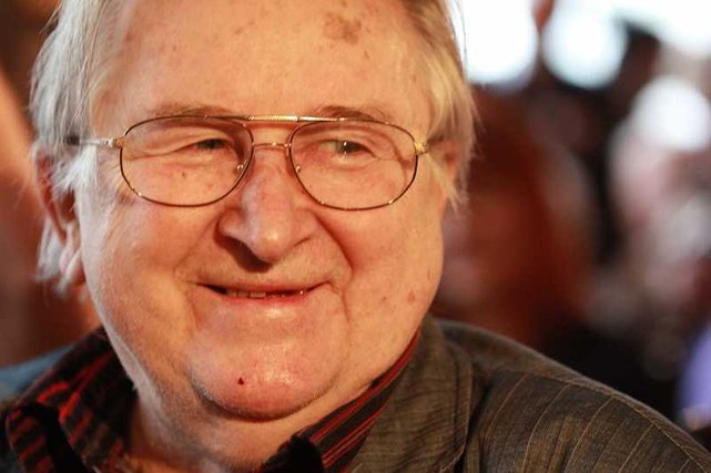 Senator Kazimierz Kutz uważa, że "teatr przeżywa inwazję gejów". Zgadza się więc z opinią Joanny Szczepkowskiej, a także broni prezydenta Lecha Wałęsy.