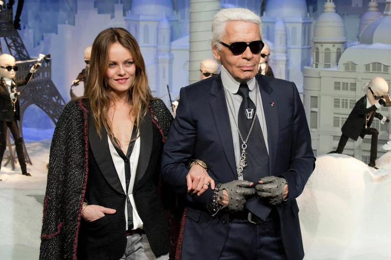 Projektant, fotograf, dekorator wnętrz Karl Lagerfeld zawsze otacza się pięknymi kobietami ze świecznika. Tu z Vanessą Paradis