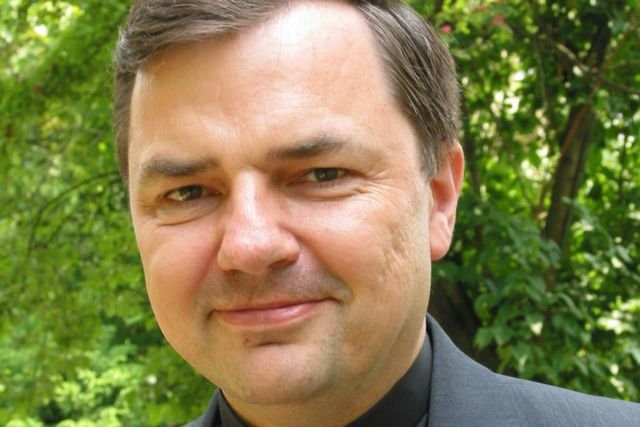 Ksiądz Bortkiewicz, oceniając marsz niepodległości, mówi o skowycie i warczeniu lewackich mediów.