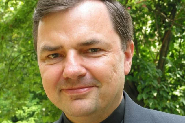 Ksiądz Bortkiewicz, oceniając marsz niepodległości, mówi o skowycie i warczeniu lewackich mediów.