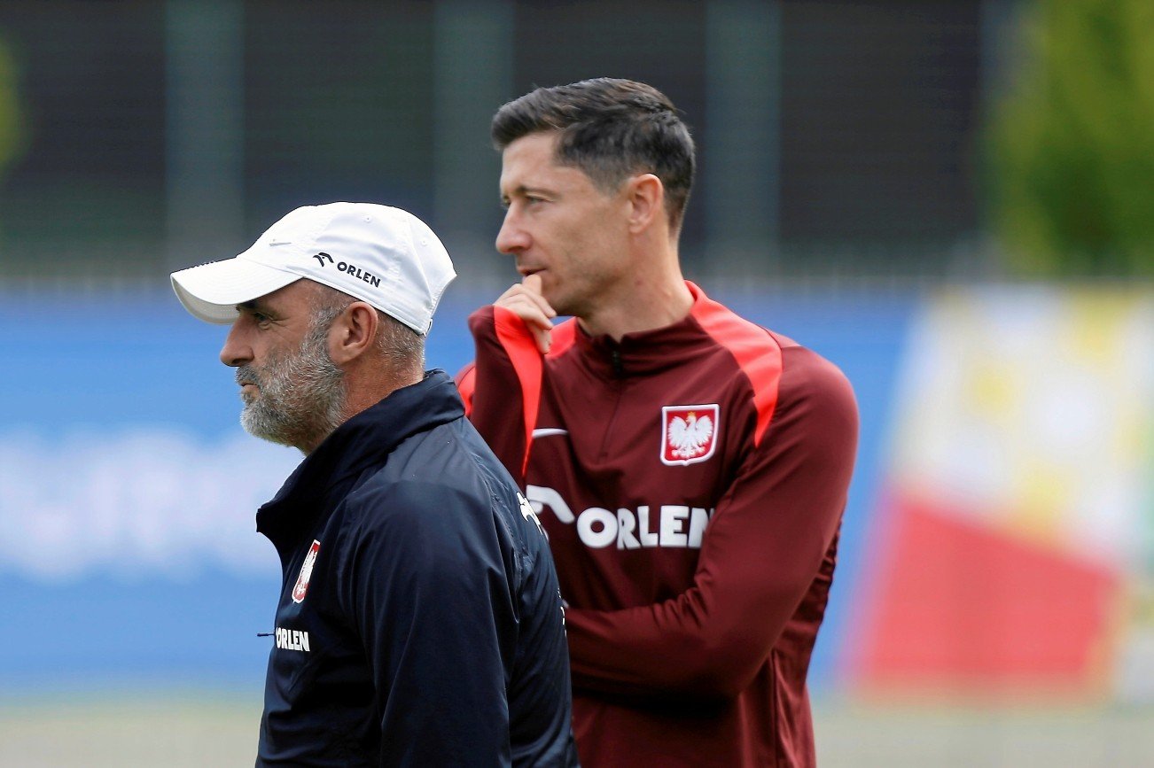 Michał Probierz i Robert Lewandowski na boisku piłkarskim – zdjęcie ilustracyjne (2024).