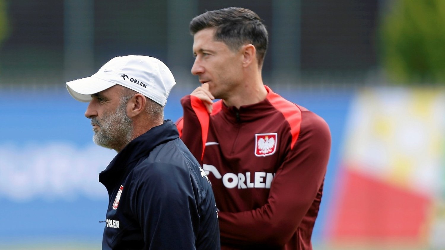 Konflikt Lewandowski – Probierz przybiera na sile. Mediować chce Kulesza, głos zabrał Zawiślak. Michał Probierz i Robert Lewandowski na boisku piłkarskim – zdjęcie ilustracyjne (2024).