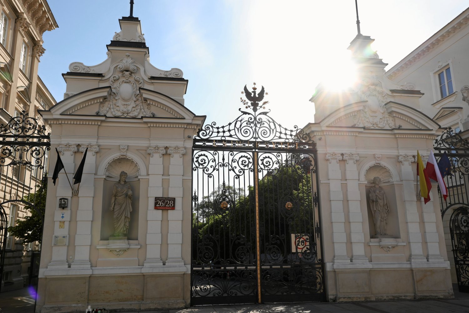 Attack on Warsaw University. Victim: abroad  politician