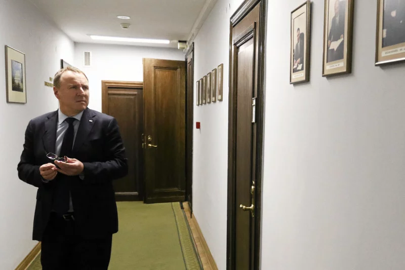 Relacja Cezarego Łazarewicza potwierdza – w telewizji kierowanej przez Jacka Kurskiego istnieje czarna lista gości, których nie można zapraszać do TVP.