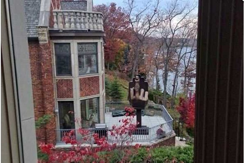 Nietypowa rzeźba i bardzo prosty przekaz