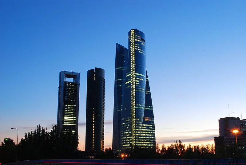 Kolejno (od lewej) madryckie wieże Torre Cepsa, Torre PwC, Torre de Cristal i Torre Espacio