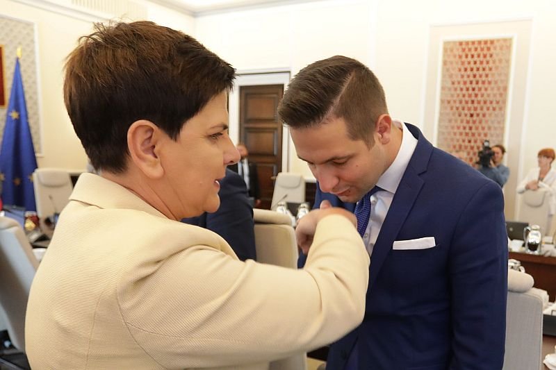 "Newsweek" przyjrzał się kulisom pracy gwiazd PiS z Parlamentu Europejskiego.