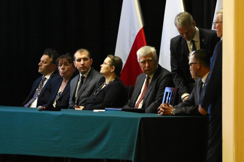 10 kwietnia 2017 r. minister Macierewicz w ciepłych słowach dziękował Wojskowej Akademii Technicznej za prowadzenie badań na użytek jego podkomisji smoleńskiej.