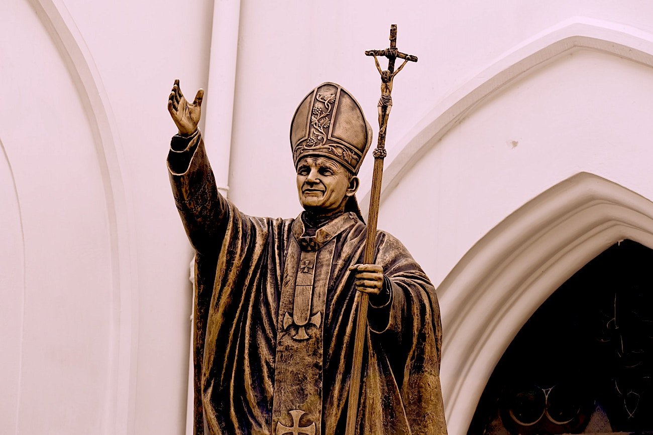 Papież Jan Paweł II (Karol Wojtyła) – pomnik.