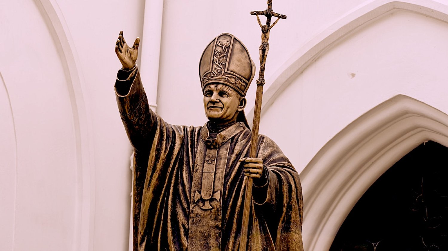 Papież Jan Paweł II (Karol Wojtyła) – pomnik.