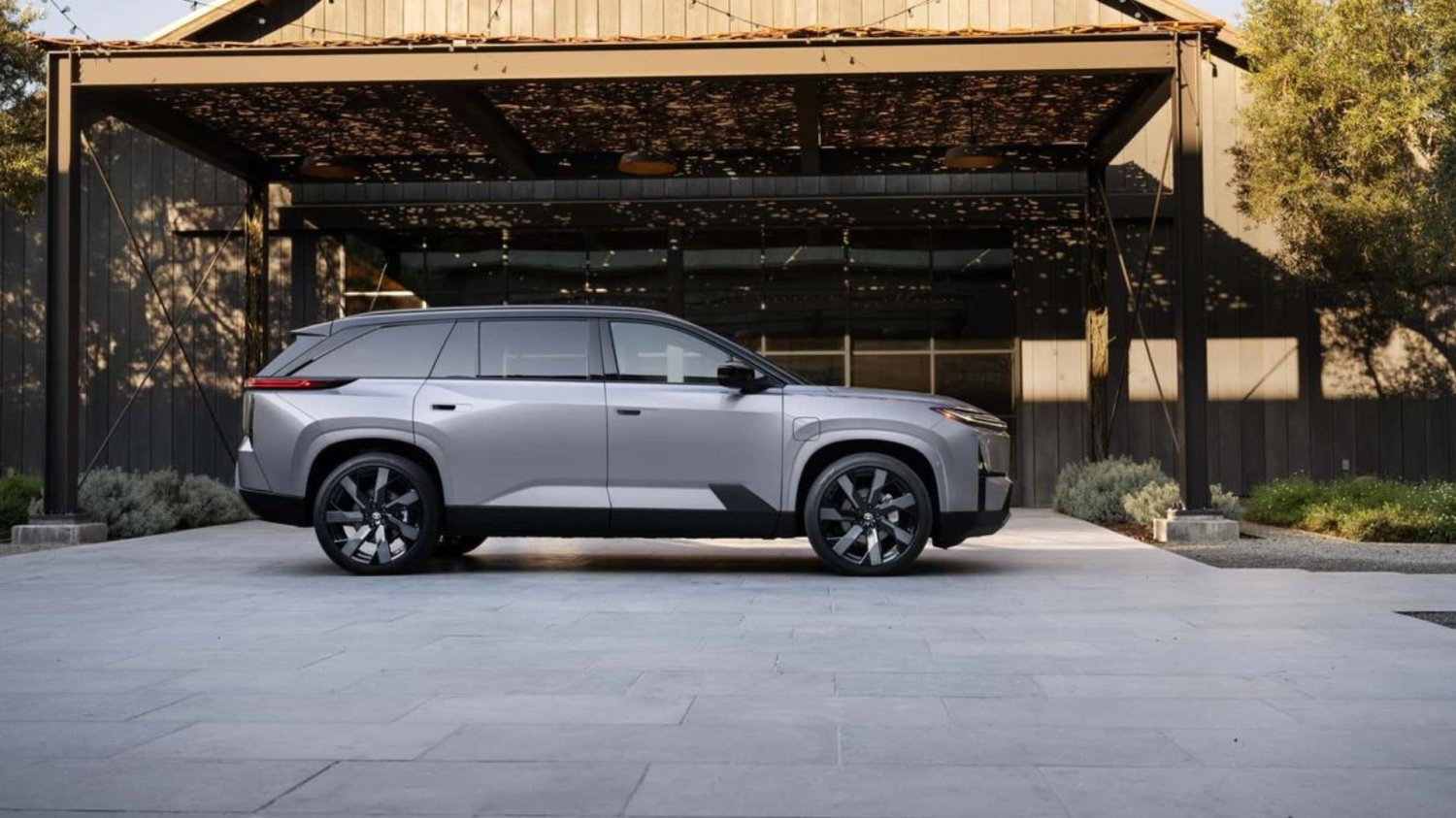 Nowy elektryk Toyoty to... stary znajomy. Highlander zmienił się nie do poznania