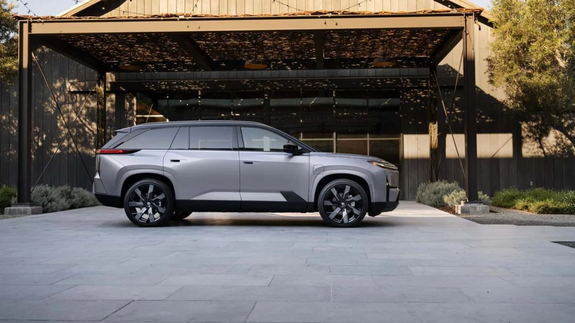 Nowy elektryk Toyoty to... stary znajomy. Ale Highlander zmienił się nie do poznania